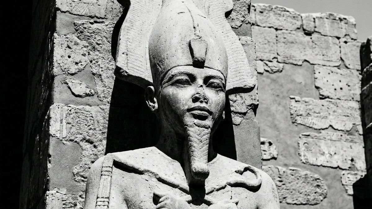 Talla en piedra de una deidad antigua que representa la fuerza y la potencia masculina.