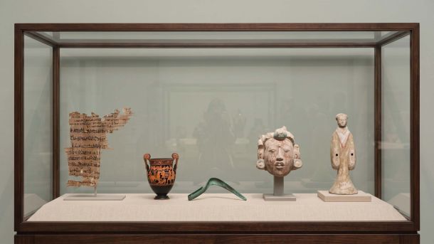 Quiz sobre los ideales del cuerpo en las civilizaciones antiguas con artefactos egipcios, griegos, romanos, mayas y de la dinastía Han en una vitrina de museo.