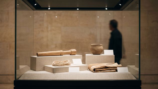 Museum vitrine displaying ceremonial objects, illustrating the anthropology of initiation rites and body symbolism across cultures